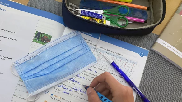 Lernen in der Schule: Angesichts hoher Inzidenzen weigern sich immer mehr St&auml;dte, die Schulen offen zu lassen. Aber das Land macht da nicht mit. - &copy; SvenSimon/Frank Hoermann