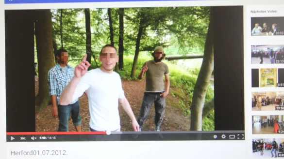 IS-Pose: Die auf Youtube ver&ouml;ffentlichten Aufnahmen zeigen unter anderem Sebastian B. und seinen Freund Murat D. - &copy; Youtube/nw