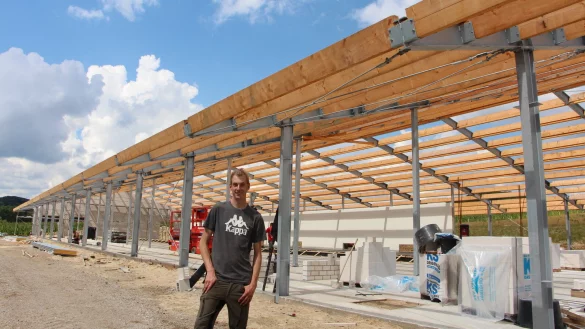 Mit dem H&uuml;hnerstall sichert sich Sebastian Horn seine berufliche Zukunft. Der 24-J&auml;hrige ist mit Leib und Seele Landwirt. Der neue Stall wird bald eingedeckt. - &copy; Astrid Sewing