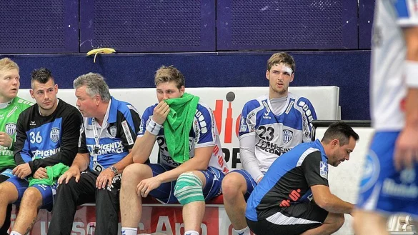 Gegen Nettelstedt war noch alles "Banane": Mannschaftsarzt Roland Kessler (Zweiter von links) und Physiotherapeut Bennet Risch (rechts) pflegen Arjan Haenen, Finn Lemke und Hendrik Pekeler. Mit der Banane hat sich zuvor Thomas Bauer gestärkt. - © Foto: Hagemann