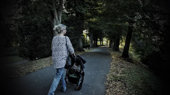 Schnell weg: Sobald es dunkel wird, meiden vor allem Frauen und junge M&auml;dchen die Wege auf dem Wall. Sie f&uuml;hlen sich dort nicht sicher. - &copy; Nicole Ellerbrake