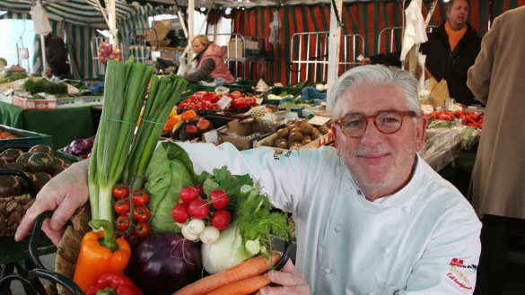 So ähnlich könnte er aussehen: Kochlehrer Jürgen Rabe hat auf dem Detmolder Wochenmarkt schon einmal Probe gepackt. Welche Zutaten es in die Endauswahl schaffen, bleibt bis zum Event geheim. - © Bernhard Preuß