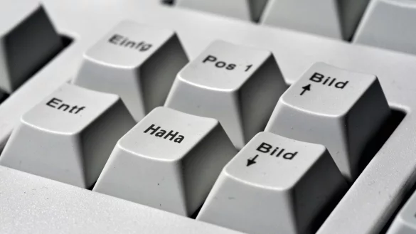 Mit Humor geht alles besser - &copy; Foto: Jens Schierenbeck/dpa-tmn