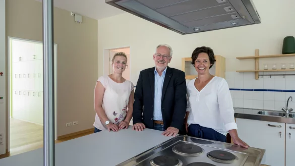 Neue Herausforderungen: Pflegedienstleiterin Tanja Skupin (rechts) freut sich gemeinsam mit ihrer Stellvertreterin Caroline Mannel und dem Geschäftsleiter des Evengelischen Johanneswerkes, Udo Ellermeier, auf die ersten Gäste in der Tagespflege. - © Torben Gocke