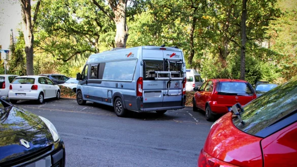 Ist das Auto zu gro&szlig; f&uuml;r die Parkbucht, steht der Fahrer vor einer schwierigen Wahl. Gleich drei Buchten blockieren und dabei ein Kn&ouml;llchen riskieren? Wir haben nachgefragt, ob das eigentlich verboten ist. - &copy; Vera Gerstendorf-Welle