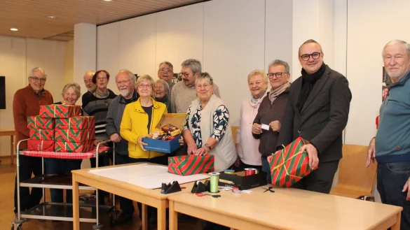 Für viele Ehrenamtliche bei der AWO ist das Geschenkeverpacken zu einem jährlichen Ritual geworden. - © Kyrill von Matuschka