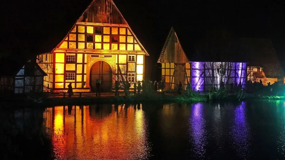 Das erleuchtete Paderborner Dorf bildet den Mittelpunkt des Museumsadvents. Rund um den Teich stehen die Buden von rund 40 Ausstellern. - © Foto: LWL/Jähne