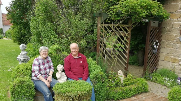 Elvira und Erhard Oerder haben sich ein Garten-Zuhause geschaffen mit viel gr&uuml;nen Ecken und Blumenbeeten. - &copy; Freya K&ouml;hring