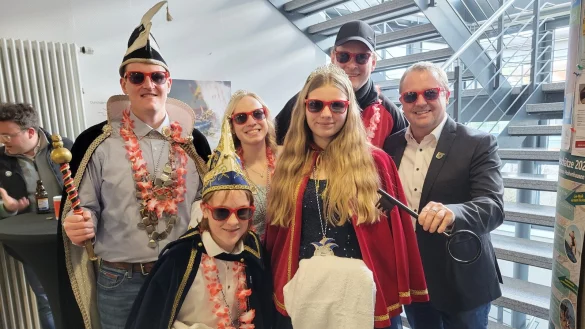 Das Prinzenpaar Sascha Kreie und Lea Busekros gaben Bürgermeister Mario Hecker den Rathauschlüssel zurück. Mit dabei war auch das Kinderprinzenpaar Milla Alsdorf und Eike Schmidtpott sowie Sitzungspräsident Thoma Wiesener (hinten) - © Vasco Stemmer