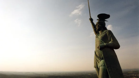 Das Hermannsdenkmal ist eine Kolossalstatue in der N&auml;he von Hiddesen s&uuml;dwestlich von Detmold in Nordrhein-Westfalen im s&uuml;dlichen Teutoburger Wald. Es wurde zwischen 1838 und 1875 nach Entw&uuml;rfen von Ernst von Bandel erbaut und am 16. August 1875 eingeweiht. - &copy; dpa