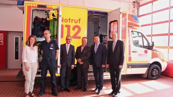 Kollektive Freude: (von links) Architektin Claudia Nolte, Dirk Brinkmann als Leiter der Rettungswache, J&ouml;rg D&uuml;ning-Gast, Verwaltungsvorstand des Kreises Lippe, B&uuml;rgermeister Roland Thomas, Landrat Dr. Axel Lehmann und Architekt Andreas Breithaupt stehen in der neuen Fahrzeughalle. - &copy; Heidi Stork