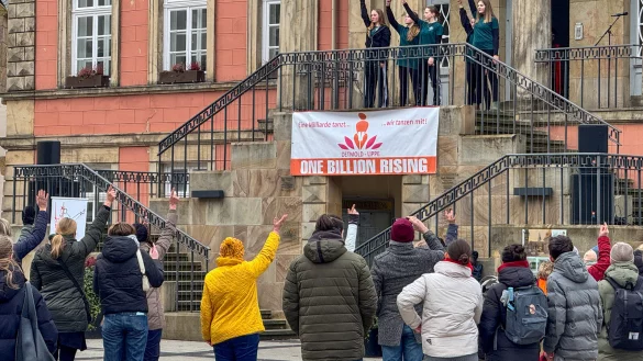 Detmold tanzt und setzt damit, im Rahmen der Aktion One Billion Rising, ein Zeichen gegen Gewalt an Mädchen und Frauen. - © Raphael Bartling