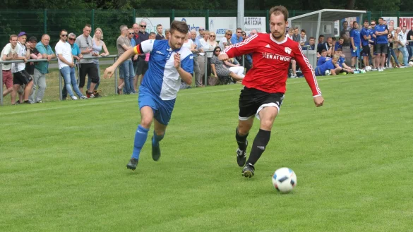 Sieger der vergangenen beiden Jahre im Duell: Tobias Stork (Post-TSV Detmold) stoppt in dieser Szene Marco Olszewski (links, SVE Jerxen-Orbke). Jerxen gewann 2015 am Siekkrug, Post 2016. - &copy; Sebastian Lucas