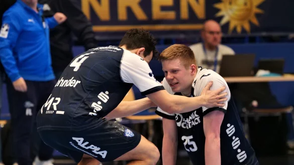 Nach dem unglücklichen Kreis ab in der letzten Sekunde des Kiel-Spiels wurde Niels Versteijnen (rechts) noch von Samuel Zehnder getröstet. Beim Yellow-Cup schien für den Niederländer nun wieder die Sonne. - © Jörg Hagemann