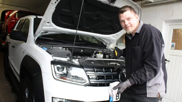 In der Werkstatt f&uuml;hlt sich Dennis Hartema trotz Meister- und Betriebswirt-Titel am wohlsten. - &copy; Sandra Castrup