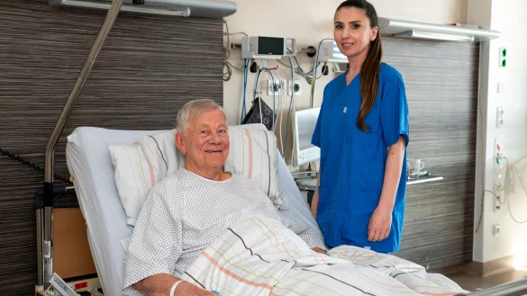 Burkhard Krake und Oberärztin Valjbona Nelovic nach dem erfolgreichen Eingriff. - © Monika Vogel