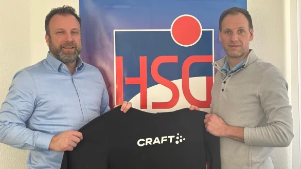 HSG-Blomberg-Lippe-Gesch&auml;ftsf&uuml;hrer Jan-Henning Himborn (links) und Sebastian Wessel (Craft) pr&auml;sentieren den neuen Ausr&uuml;ster. - &copy; HSG Blomberg-Lippe