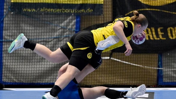 Boden-Handball: Blomberg Nieke Kuehneliefert sich im Hinspiel diesen Zweikampf mit Dortmunds Lisa Antl. - © Mathias M. Lehmann