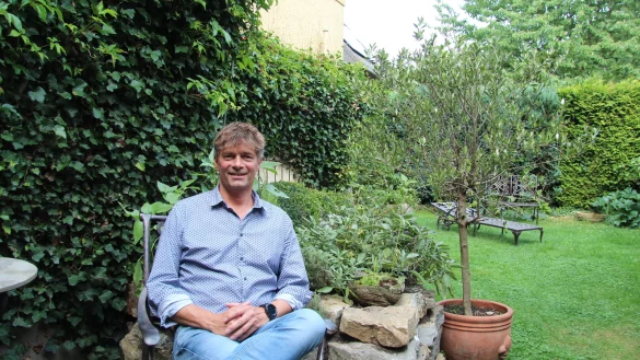 Stephan Schaper liebt mediterranes Flair. In seinem Garten hat er sich einen Lieblingsplatz geschaffen.&nbsp; - &copy; Silke Buhrmester