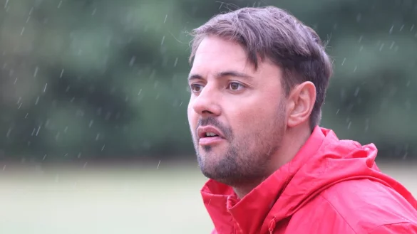 Verl&auml;sst den FC Augustdorf nach zweieinhalb Jahren: Steven Hengstler f&uuml;hrte sein Team mit Trainerkollege Matthias Heymann zur&uuml;ck in die Bezirksliga und gewann 2018 den LZ-Cup. - &copy; Sebastian Lucas