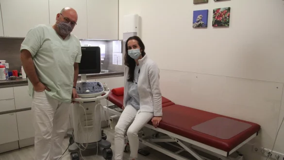 Hausarzt Peter Weitkamp wird seit Dezember 2019 von Medizinerin Henrike Thalenhorst in seiner Praxis in Kirchlengern unterst&uuml;tzt. In der Praxis tragen die &Auml;rzte stets Masken. - &copy; Carolin Nieder-Entgelmeier