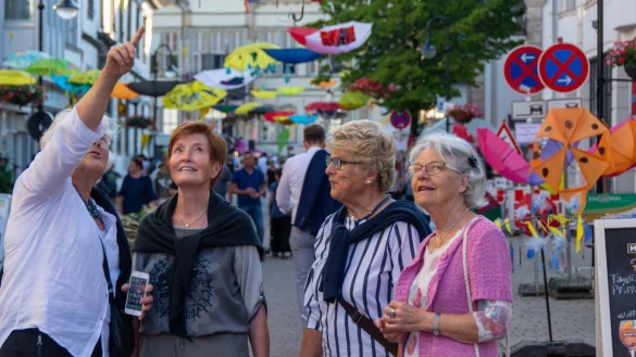 Farbenfroh: (von links) Erika Kohls, Erika F&ouml;rster, Ulla Fricke und Julia Wagner sind von der bunten Horner Innenstadt begeistert. - &copy; Raphael Bartling