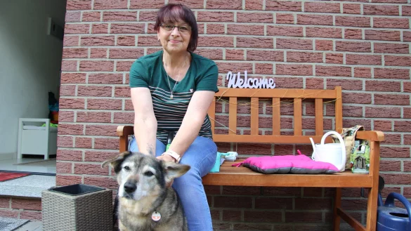 Tiersch&uuml;tzerin Nicole Giebert mit ihrer 17 Jahre alten H&uuml;ndin "Ciara". - &copy; Kirsten Fuhrmann