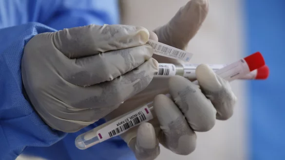 Die Zahl der Coronavirus-Tests in lippischen Pflegeeinrichtungen wird erhöht. - © Brian Inganga/AP/dpa