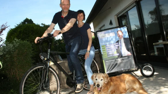 Mit dem Wahlkampf-Fahrrad unterwegs: J&uuml;rgen und Andrea Schell mit Familienhund &bdquo;Benny".&nbsp; - &copy; Sylvia Frevert