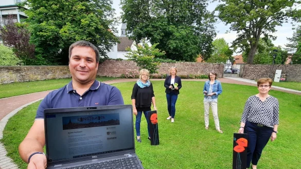 Stefan Stuckenberg, Gesch&auml;ftsstellenleiter von Blomberg Marketing, und die Mitglieder der "Arbeitsgemeinschaft Kunstmauer", Elke Nolte (von links), Sabine K&uuml;hne, Heidrun Glock und Karin Siesenop, haben sich im Schweigegarten versammelt. Hier wird es in diesem Jahr keine Kunstwerke zu sehen geben, doch die "Digitale Kunstmauer" bietet eine Alternative zur Open-Air-Kunstausstellung. - &copy; Michaela Wei&szlig;e(LZ)