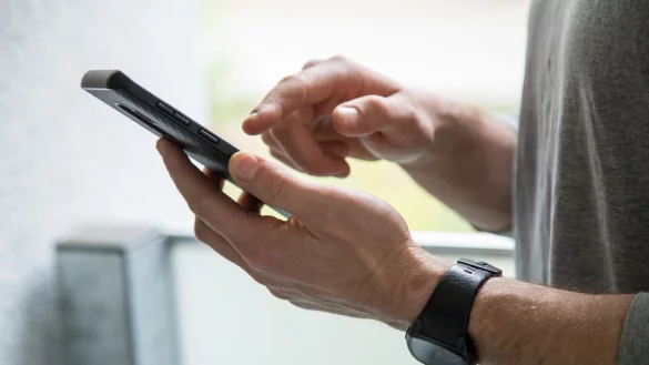 Smartphone mit vollem Speicher - &copy; Foto: Christin Klose/dpa-tmn