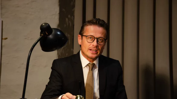 Kritischer Blick zur&uuml;ck und nach vorne: Roman Knika machte in der Lesung &bdquo;In diesem Jahr &ldquo; eindrucksvoll deutlich, wie wichtig aktiver Einsatz f&uuml;r den Erhalt der Demokratie ist. - &copy; Georg K&auml;lble