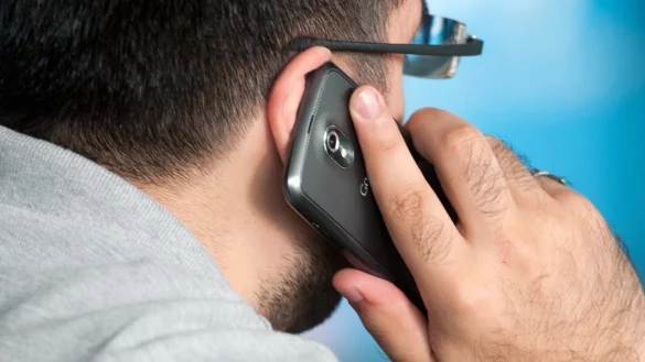 Handy am Ohr - &copy; Foto: Sebastian Kahnert/dpa