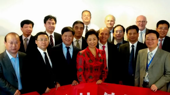 Die chinesische Delegation wird von Klinikum-Gesch&auml;ftsf&uuml;hrer Dr. Helmut Middeke (hinten, Zweiter von rechts) in Detmold begr&uuml;&szlig;t. - &copy; Klinikum Lippe