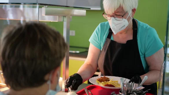 Die neue Mensa kommt gut an &ndash; besonders wenn es Pommes gibt. Angela Lemke gibt geduldig Portion um Portion an die hungrigen Kinder aus. - &copy; Till Sadlowski