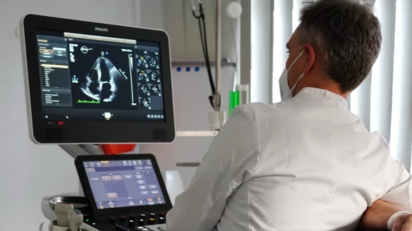 Dr. Christoph Wedding bei einer Ultraschalluntersuchung in der Kardiologie des Klinikums Lippe. - &copy; KLG Lippe