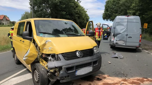 Der Postbote wurde bei dem Unfall schwer verletzt. - &copy; Feuerwehr Bad Salzuflen