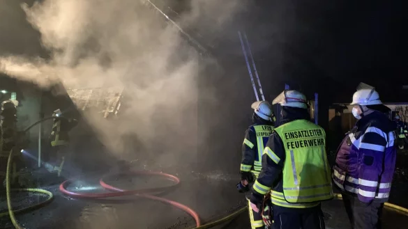 Der Carport brannte völlig aus. - © Freitag-TV