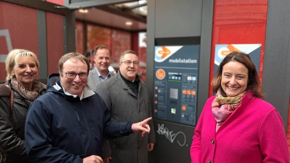Regierungspr&auml;sidentin Anna Katharina B&ouml;lling (rechts) hat sich zusammen mit (von links) Verwaltungsvorstand Dr. Ute R&ouml;der, NRW-Verkehrsminister Oliver Krischer, dem lippischen Landtagsabgeorneten Klaus Hansen und Landrat Dr. Axel Lehmann und weiteren Akteuren die Mobilstation in Lage angesehen. - &copy; Carolin Brokmann-F&ouml;rster