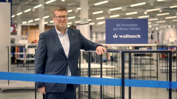 Christian Busch, Mehrheitsgesellschafter des Moderherstellers Walbusch, pr&auml;sentiert die Fl&auml;che im Outlet, die bislang f&uuml;r Mode von Gerry Weber vorgehalten wurde. Ab November pr&auml;sentiert sich hier Walbusch. - &copy; Nicole Donath