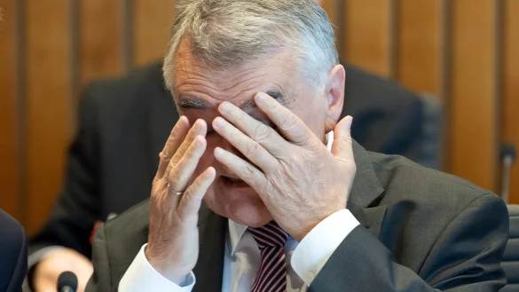 Herbert Reul (CDU), Innenminister von Nordrhein-Westfalen, fasst sich Beginn der Sitzung vom 30. April mit den H&auml;nden ins Gesicht. Der Innenausschuss kam zu einer Sondersitzung zum Missbrauchsfall in L&uuml;gde zusammen. - &copy; Archivfoto: Federico Gambarini/dpa