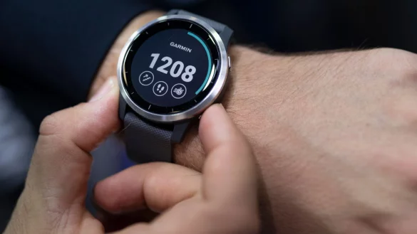 Immer häufiger kommt es zu Notrufen dank automatischer Unfallerkennung von smarten Geräten. Doch was halten Einsatzkräfte davon? - © picture alliance/dpa/dpa-tmn