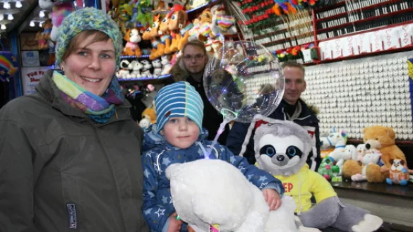 Lara Dohme (vorn links) und Sohn Enno (2,5 Jahre) haben Spa&szlig; beim bunten Treiben auf dem B&ouml;singfelder Weihnachtsmarkt, zusammen mit den Schaustellern Ren&eacute; Sadlo (links) und Nils Weber.&nbsp; - &copy; Sylvia Frevert