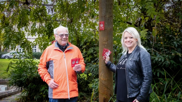 Unser Foto zeigt den Wandern-Experten Adolf Nagel und von der Tourist Information Lippe & Detmold Vanessa Rubart mit den neuen Wandern-Markierungen. - &copy; Torben Gocke
