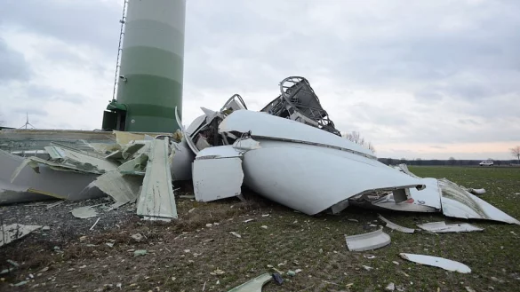 Rotor fehlt: Etwa 100 Tonnen krachten senkrecht zu Boden. - &copy; Marc K&ouml;ppelmann