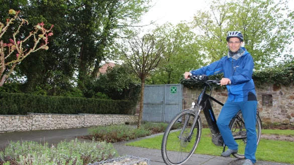Sanierungsmanager Tobias Sch&ouml;nhoff legt jeden Tag mindestens 28 Kilometer mit dem Rad zur&uuml;ck. - &copy; Astrid Sewing