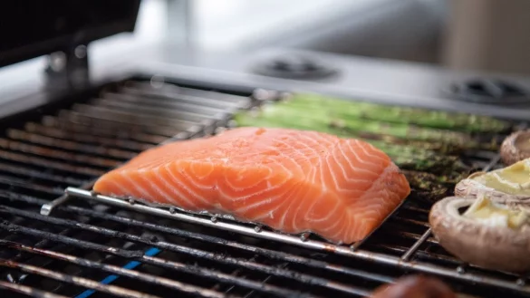 Lachsfilet auf einem Grillrost - &copy; Foto: Andrea Warnecke/dpa-tmn