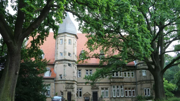 Aus der Besucherperspektive: Die S&uuml;dseite des Schlosses bietet den Wohl bekanntesten Anbick. Die Fassade wird von zahlreichen Wappen und aufw&auml;ndigen B&uuml;sten geziert. - &copy; Yvonne Glandien