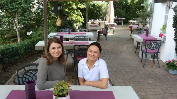 Stefania Bizimi (links) sitzt mit ihrer Schwester Georgiana Bizimi auf der gro&szlig;en Terrasse des Lokals "Zum Salzsieder". - &copy; Alexandra Schaller
