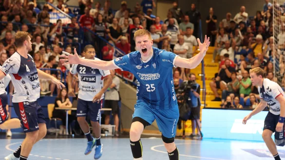 TBV Lemgo-Lippe gegen SG Flensburg-Handewitt: Die Lemgoer Jungs k&auml;mpfen sich durch. - &copy; Paul Cohen